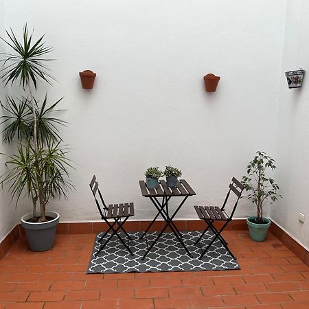 Traditional House In Triana Sevilla Bagian luar foto